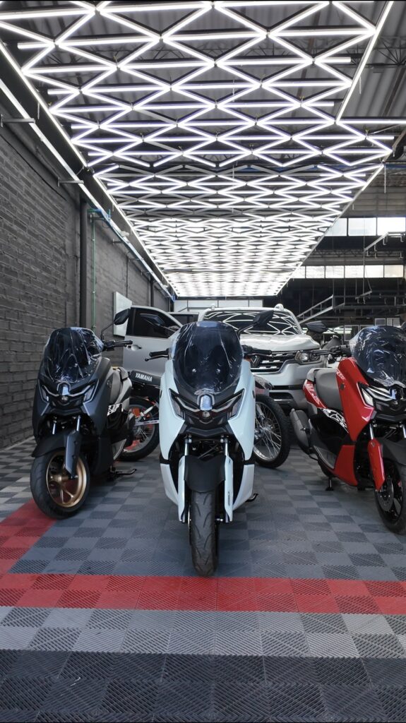 Yamaha NMAX V3 2027 blanca de frente, en exhibicion
