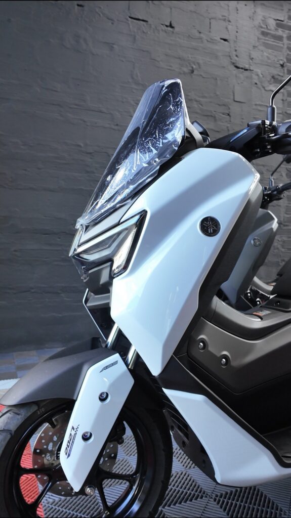 Detalle del frente y la optica LED de la Yamaha NMAX V3 2027